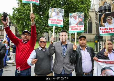 Westminster, Londra, Regno Unito, 12 giugno 2018. Membri e affiliati del Bangladesh Partito Nazionalista (BNP) protestare per il rilascio di tre-tempo ex Primo Ministro Khaleda Zia. Credito: Imageplotter News e sport/Alamy Live News Foto Stock