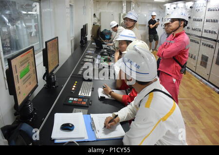 (180612) -- QIDONG, 12 giugno 2018 (Xinhua) -- i membri dello staff lavorano presso la sala di controllo su Tian Kun Hao, cinese-costruito il dragaggio di nave, il più grande del suo genere in Asia, 7 giugno 2018. Tian Kun Hao, costruito mediante dragaggio di Tianjin Co. Ltd., una controllata della Cina Costruzione Comunicazione Co., Ltd. (CCCC), terminata la sua prima prova in mare. Il 140-metro-nave lunga, con la capacità progettata per dragare 6.000 metri cubi ora, può scavare profonde come 35 metri sotto il fondo del mare. (Xinhua/Mao Zhenhua) (wyl) Foto Stock