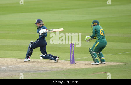 Hove, Regno Unito. Il 12 giugno 2018. Sarah Taylor di Inghilterra pipistrelli durante la seconda ODI, ICC campionato delle donne match tra Inghilterra donne e Sud Africa le donne al primo centro di County Ground, Hove il 12 giugno, 2018 in Sussex, Inghilterra. Solo uso editoriale Credito: Paolo Terry foto/Alamy Live News Foto Stock