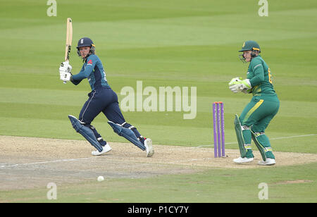 Hove, Regno Unito. Il 12 giugno 2018. Sarah Taylor di Inghilterra pipistrelli durante la seconda ODI, ICC campionato delle donne match tra Inghilterra donne e Sud Africa le donne al primo centro di County Ground, Hove il 12 giugno, 2018 in Sussex, Inghilterra. Solo uso editoriale Credito: Paolo Terry foto/Alamy Live News Foto Stock