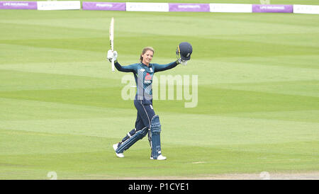 Hove, Regno Unito. Il 12 giugno 2018. Sarah Taylor di Inghilterra celebra il raggiungimento di 100 viene eseguito durante la seconda ODI, ICC campionato delle donne match tra Inghilterra donne e Sud Africa le donne al primo centro di County Ground, Hove il 12 giugno, 2018 in Sussex, Inghilterra. Solo uso editoriale Credito: Paolo Terry foto/Alamy Live News Foto Stock