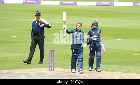 Sarah Taylor ( L ) di Inghilterra celebra il raggiungimento di 100 viene eseguito durante la seconda ODI, ICC campionato delle donne match tra Inghilterra donne e Sud Africa le donne al primo centro di County Ground, Hove il 12 giugno, 2018 in Sussex, Inghilterra. Solo uso editoriale Credito: Paolo Terry foto/Alamy Live News Foto Stock