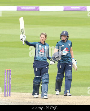 Sarah Taylor ( L ) di Inghilterra celebra il raggiungimento di 100 viene eseguito durante la seconda ODI, ICC campionato delle donne match tra Inghilterra donne e Sud Africa le donne al primo centro di County Ground, Hove il 12 giugno, 2018 in Sussex, Inghilterra. Solo uso editoriale Credito: Paolo Terry foto/Alamy Live News Foto Stock