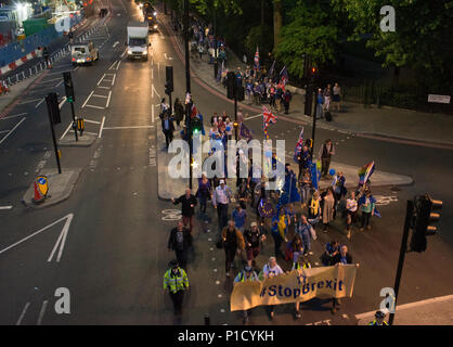 Londra, Regno Unito. Undicesimo Jun, 2018. Anti-Brexit protesta organizzata da Stop Brexit Ltd, n. 10 Veglia, bandiera UE Mafia e SODEM. La protesta è quello di supportare l'articolo 50 sfida che giunge alla Corte il 12 giugno 2018 il quale propone che di invocare l'articolo 50 a lasciare l'UE era illegale in quanto la decisione di lasciare la UE non è mai stata approvata dal Parlamento. #N10Veglia #remainathon. Credito: Bruce Tanner/Alamy Live News Foto Stock