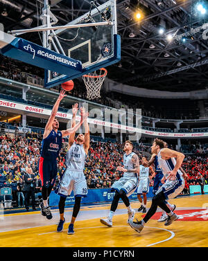 Nando De Colo del CSKA Mosca in azione contro la Zenith San Pietroburgo durante la semifinale della VTB le quattro finali partita finale tra il CSKA Mosca e Zenith San Pietroburgo. Il CSKA ha vinto 84-67 per avanzare alla finale. Foto Stock