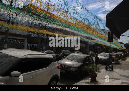 Sao Paulo, Brasile. 12 Giugno, 2018. Pochi giorni dopo l'apertura della Fifa Wolrd Cup, una strada situata in prossimità del quartiere commerciale di reggiseni, nel centro della capitale è una vista intera decorate con i colori nazionali Credito: Dario Oliveira/ZUMA filo/Alamy Live News Foto Stock