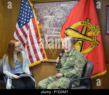 Watervliet Arsenal Commander Col. Giuseppe Morrow intervistata su Ott. 17, 2016 da Kylea Spagna, reporter per la città di Watervliet's WVLT, pubblica il canale di diffusione. Questa è stata la prima intervista di domani mentre al comando dell'Arsenal. Foto Stock