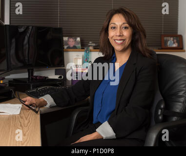 Dopo 21 anni con la 349 Aria Mobilità ala, Master Sgt. Gracie Piehl serve ora come una unità deployment manager per la 349 Gruppo Operations. (U.S. Air Force foto di Ken Wright) Foto Stock