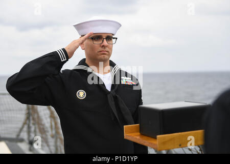 161016-N-JI086-031 - MAR NERO (ott. 16, 2016) Petty Officer 2a classe Caleb Hunsaker rende onori durante la sepoltura in mare cerimonia a bordo della U.S. 6 comando della flotta e la nave di controllo USS Mount Whitney (LCC 20), il 16 ottobre, 2016. Il Monte Whitney è in corso conducendo operazioni navali negli Stati Uniti Sesta flotta area di operazioni per impegnarsi con i principali alleati e partner nella regione. (U.S. Foto di Marina con marinaio Ford Williams/rilasciato) Foto Stock