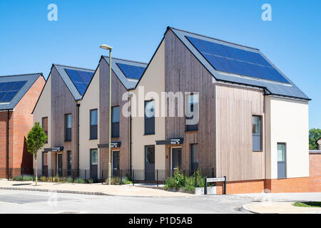 Contemporaneo vivere sostenibile. Elmsbrook Eco case di città nel nord ovest di Bicester, Oxfordshire, Inghilterra Foto Stock