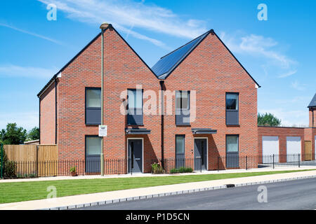 Contemporaneo vivere sostenibile. Elmsbrook Eco case di città nel nord ovest di Bicester, Oxfordshire, Inghilterra Foto Stock