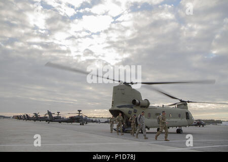 Modulo di soldati del secondo battaglione, 3° Reggimento di aviazione, 3a combattere la Brigata Aerea scaricamento da un CH-47F elicottero Chinook su Hunter Army Airfield durante i tentativi di recupero dall'uragano Matthew 12 Ottobre. Stati Uniti Esercito foto di Spc. Scott Lindblom Foto Stock