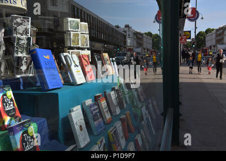 La gente a piedi passato un bookshop indipendente su Kentish Town Road. Negozi stanno chiudendo e la high street è in declino in quanto le persone si spostano per fare loro sho Foto Stock
