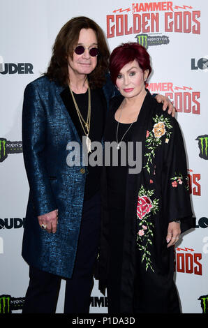 Ozzy Osbourne e la moglie Sharon Osbourne in sala stampa al Metal Hammer Golden Gods Awards 2018 tenutasi a indigo al O2 a Londra. Foto Stock