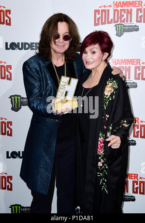 Ozzy Osbourne con il suo Golden Dio award e la moglie Sharon Osbourne in sala stampa al Metal Hammer Golden Gods Awards 2018 tenutasi a indigo al O2 a Londra. Foto Stock