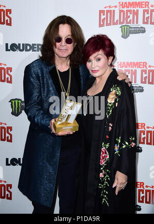 Ozzy Osbourne con il suo Golden Dio award e la moglie Sharon Osbourne in sala stampa al Metal Hammer Golden Gods Awards 2018 tenutasi a indigo al O2 a Londra. Foto Stock