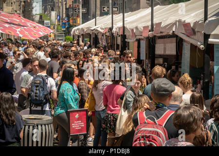 Centinaia di lunchers pack Madison Square mangia a New York, prima del grande giorno memoriale della via di fuga di giovedì, 24 maggio 2018. I mesi di durata temporanea fiera alimentare, vale la pena di piazza da Madison Square Park, offre un assortimento di ristoranti che offrono un Outdoor dining experience attira gli amanti del cibo e del dopo-lavoro folla. (Â© Richard B. Levine) Foto Stock