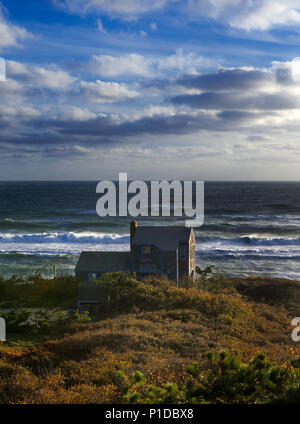 Waterfront beach cottage affacciato sul Cape Cod National Seashore, Wellfleet, Cape Cod, Massachusetts, STATI UNITI D'AMERICA. Foto Stock