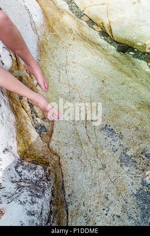 Una giovane donna in piedi piedi in acqua all'Opal Creek Wilderness area. Foto Stock