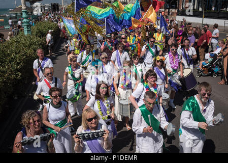 Brighton, East Sussex, Agosto 6th, 2016. Migliaia di persone lungo le strade di Brighton per celebrare il più grande festival di orgoglio nel Regno Unito, con Foto Stock