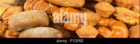 Panoramica di raccolta dei prodotti di pane (bobine, baguette, cereali, pane, muffin, ciabatta, croissant) Foto Stock