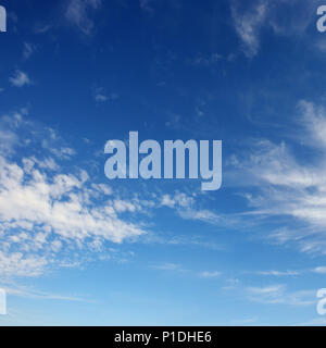 White cirrus nuvole contro il cielo blu. Sfondo celeste. Foto Stock