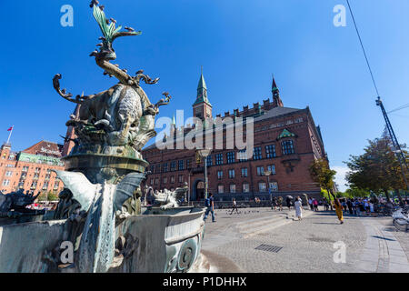 COPENHAGEN, Danimarca - 26 agosto: persone non identificate a piedi accanto al Municipio e la fontana del drago a Copenhagen, in Danimarca il 26 agosto 2016. Foto Stock