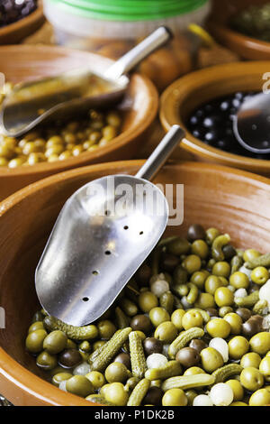 Le olive in un mercato tradizionale, dettaglio delle olive sott'olio Foto Stock