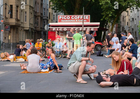 Persone che acquistano bevande presso un chiosco ristoro e di bere in strada a Colonia Foto Stock