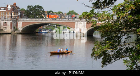 Vogatore sul fiume Tamigi Foto Stock