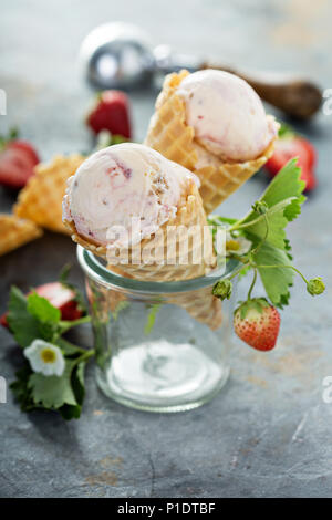 Gelato alla fragola in cialda coni Foto Stock