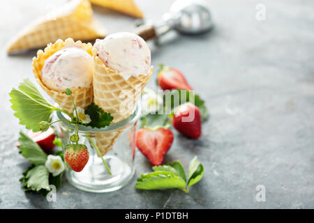 Gelato alla fragola in cialda coni Foto Stock