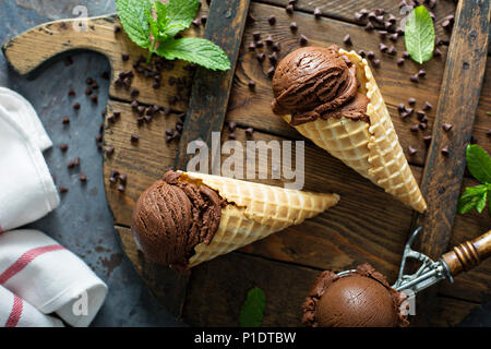 Gelato al cioccolato in cialde coni Foto Stock