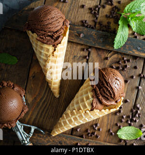 Gelato al cioccolato in cialde coni Foto Stock