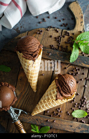 Gelato al cioccolato in cialde coni Foto Stock