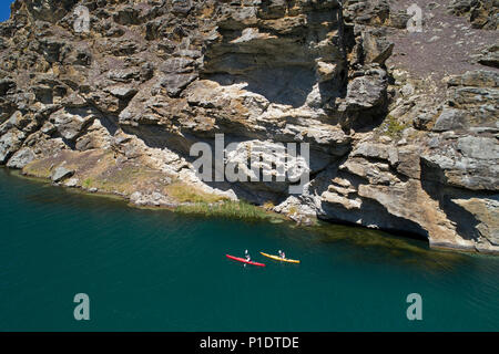 Kayakers e scogliere, Cromwell Gorge, Lake Dunstan di Central Otago, South Island, in Nuova Zelanda - antenna fuco Foto Stock