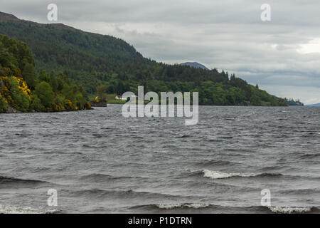 Fort Augustus, Scozia - Giugno 11, 2012: instabile grigio scuro Loch Ness con surf a Fort Augustus sotto pesante cloudscape. Le colline sulla sinistra dell'orizzonte. Foto Stock