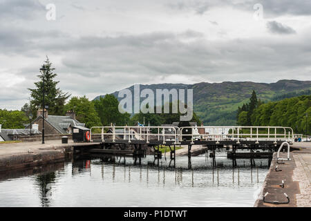 Fort Augustus, Scozia - Giugno 11, 2012: Bloccare riempito di acqua fino al punto di traboccare. La passerella su bloccaggio porte. Verdi colline sull orizzonte. Tutti unde Foto Stock