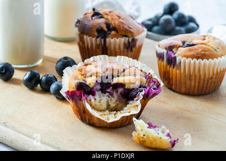 In casa mirtillo e limone muffin su pannello di legno Foto Stock