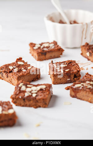 Vegane patata dolce brownie bianco sul tavolo. Sano cibo vegan concetto. Foto Stock