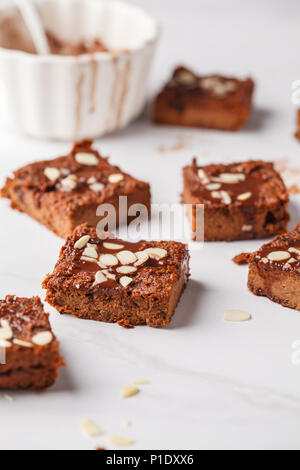 Vegane patata dolce brownie bianco sul tavolo. Sano cibo vegan concetto. Foto Stock