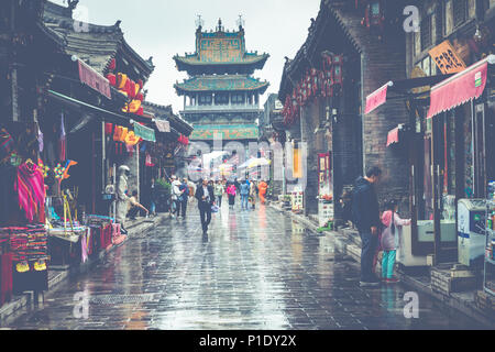 Di PINGYAO, Cina - 21 Maggio 2018: turisti e gente locale nella città antica di Pingyao nella Cina centrale, Asia. Tempo piovoso. Foto Stock