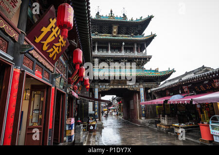 Di PINGYAO, Cina - 21 Maggio 2018: turisti e gente locale nella città antica di Pingyao nella Cina centrale, Asia. Tempo piovoso. Foto Stock