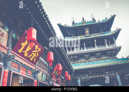 Di PINGYAO, Cina - 21 Maggio 2018: turisti e gente locale nella città antica di Pingyao nella Cina centrale, Asia. Tempo piovoso. Foto Stock