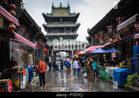 Di PINGYAO, Cina - 21 Maggio 2018: turisti e gente locale nella città antica di Pingyao nella Cina centrale, Asia. Tempo piovoso. Foto Stock