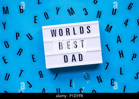 La Festa del Papà lightbox messaggio su uno sfondo blu Foto Stock