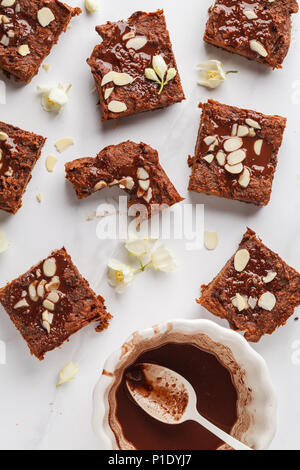 I pezzi di zucca brownie su sfondo bianco, vista dall'alto. Sano cibo vegan concetto. Foto Stock