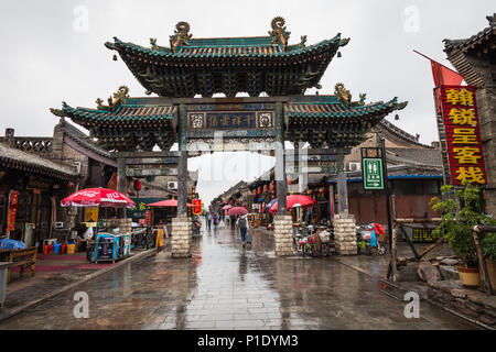 Di PINGYAO, Cina - 21 Maggio 2018: turisti e gente locale nella città antica di Pingyao nella Cina centrale, Asia. Tempo piovoso. Foto Stock