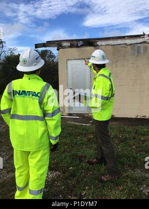 161015-N-PA772-001 ANDROS Isola, Bahamas (15 ottobre 2016) i membri del Naval Facilities Engineering Command (NAVFAC) a sud-est di ingegneria di contingenza Response Team (CERT) Eric Cannon e Emil Handzel ispezionare il tetto di una struttura ott. 15 in corrispondenza della Marina Atlantic Undersea Test e Centro di valutazione (AUTEC), situato sull'Isola di Andros, Bahamas. La CERT è arrivato a AUTEC ott. 11 dopo l uragano Matteo fatto approdo vi. (Foto DEGLI STATI UNITI dalla Cmdr. Joe O'Sullivan/rilasciato) Foto Stock