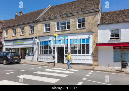 La sequenza 2 di 5, una donna attraversa le strisce pedonali in Malmesbury High Street al di fuori di Barclays Bank. Come ella velocità fino vi è il motion blur, Wiltshire, Regno Unito Foto Stock